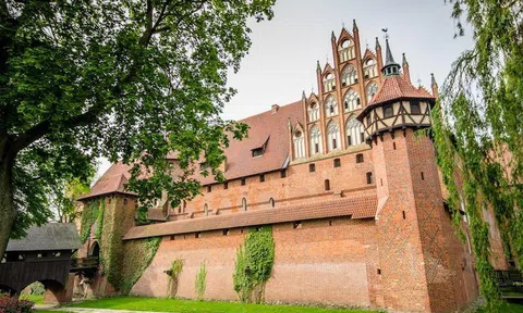 Có gì trong tòa lâu đài lớn nhất thế giới?